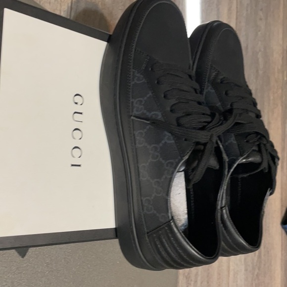 NIB Gucci GG Supreme Monogram low top sneakers. - Picture 3 of 7